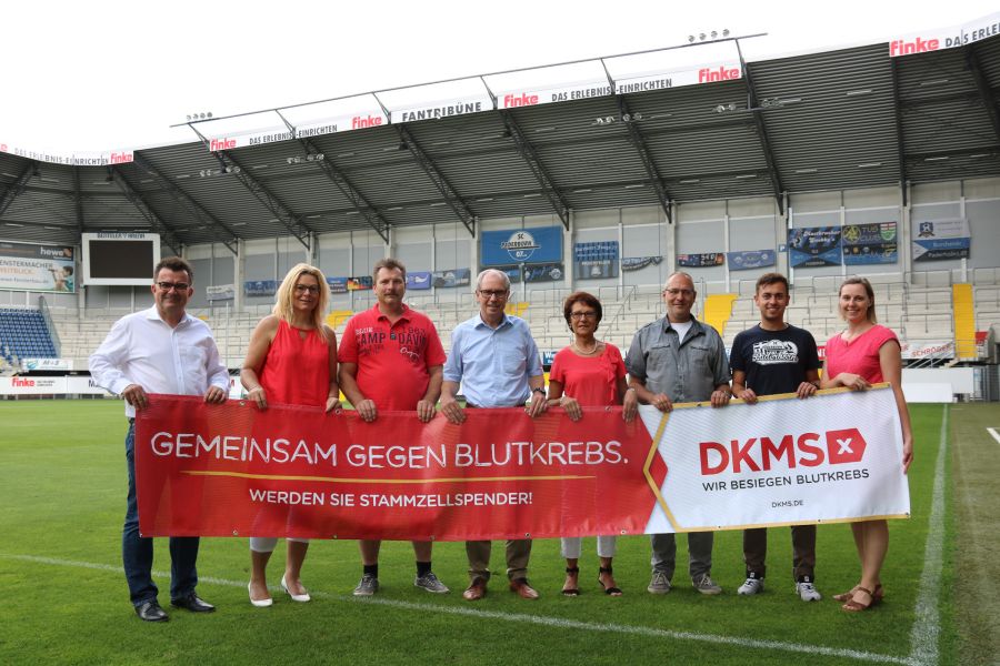 Hilfe für Günter und andere: Martin Hornberger vom SC Paderborn, Manuela Benik, Carsten Riese, Landrat und Schirmherr Manfred Müller, Ingrid Riese, Uwe Riese, Dirk Floer und  Stefanie Bräutigam von der DKMS setzen auf die Hilfsbereitschaft der Menschen im Paderborner Land. Foto: © Amt für Presse- und Öffentlichkeitsarbeit, Kreis Paderborn, Ulrike Sander Hilfe für Günter und andere: Martin Hornberger vom SC Paderborn, Manuela Benik, Carsten Riese, Landrat und Schirmherr Manfred Müller, Ingrid Riese, Uwe Riese, Dirk Floer und  Stefanie Bräutigam von der DKMS setzen auf die Hilfsbereitschaft der Menschen im Paderborner Land. Foto: © Amt für Presse- und Öffentlichkeitsarbeit, Kreis Paderborn, Ulrike Sander